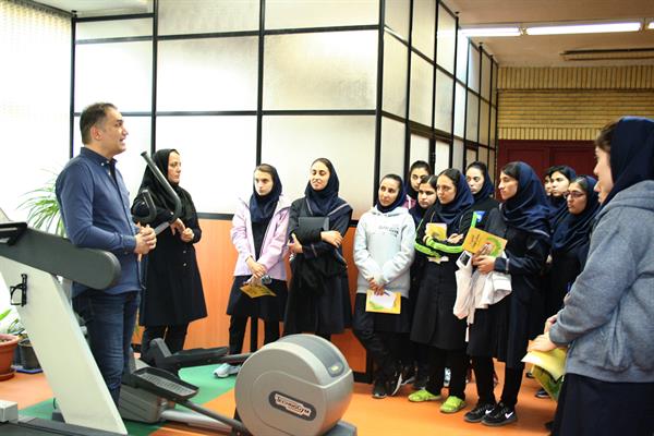 بازدید دانش آموزان هنرستان تربیت بدنی کمیل از مرکز پزشکی ورزشی